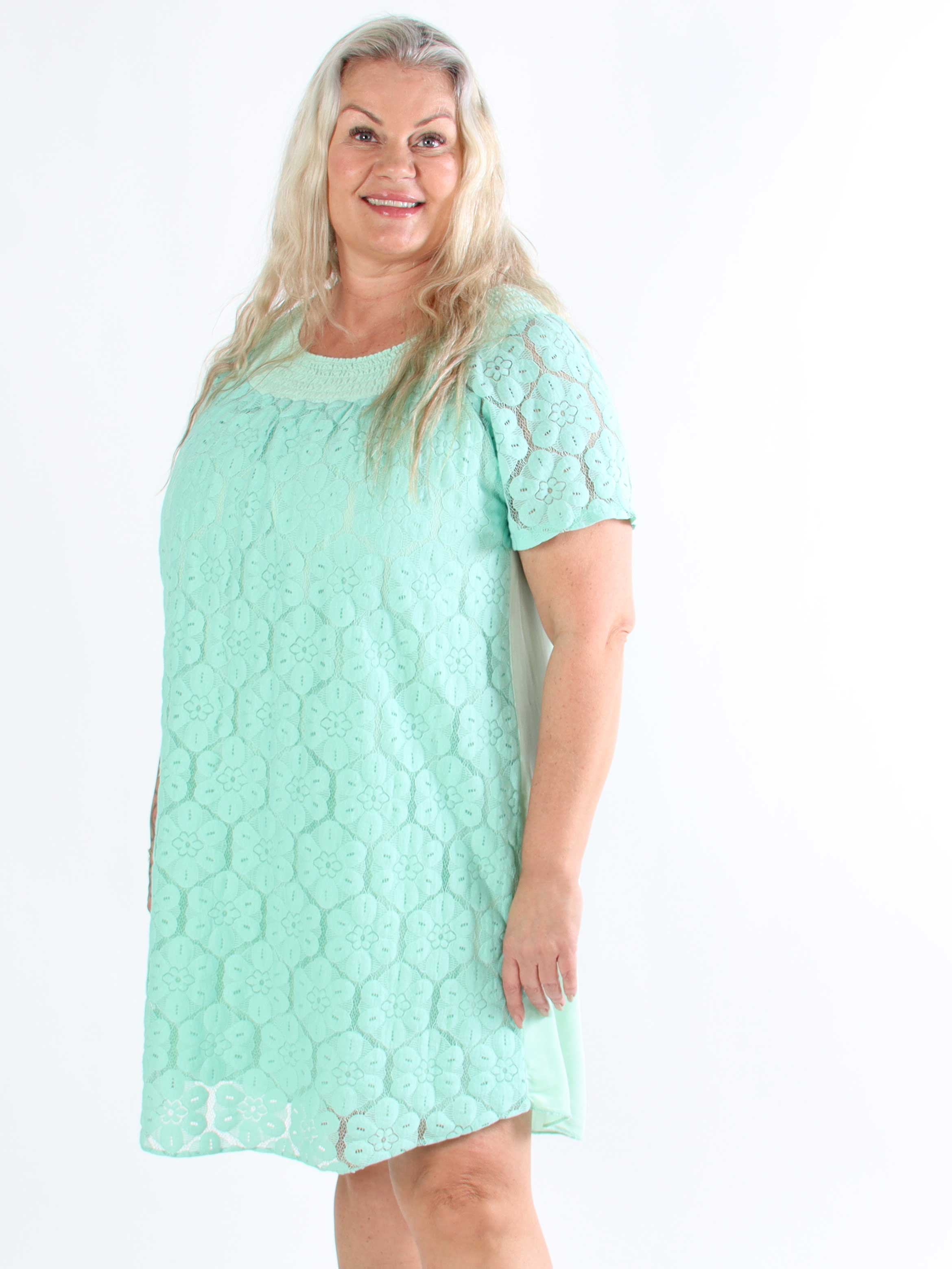 Fjola - Plus size tunikakjole i bomuld med blonder foran